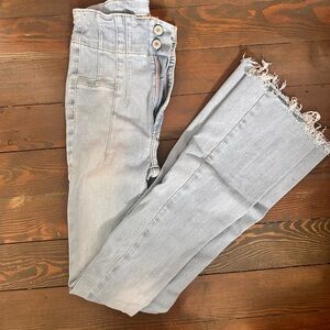 Free People! Super cute and comfy high waisted jeans (24) (LIKE NEW)